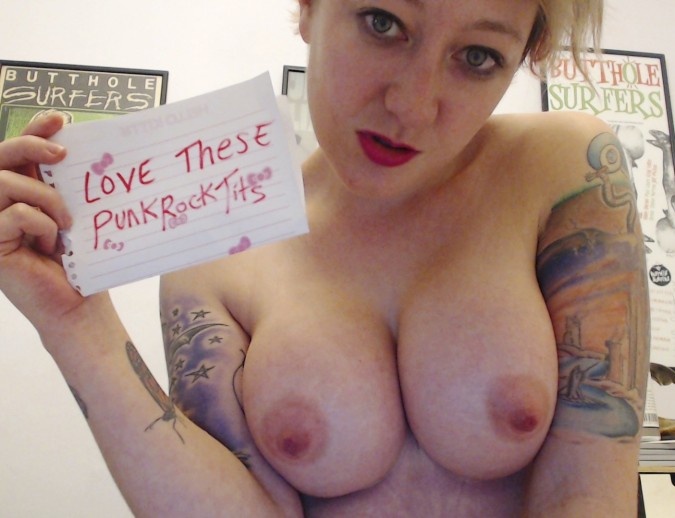 pippa lily busty british tattooed camgirl